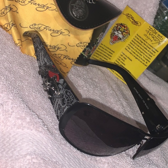 Vintage Ed Hardy Catcher Sunglasses with leather Case, wipe and booklet - Picture 2 of 5